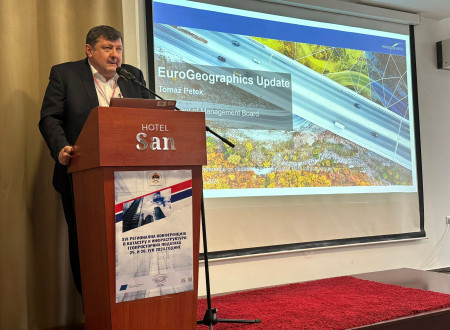 Tomaž Petek na govorniškem odru med predstavitvijo dela organizacije EuroGeographics