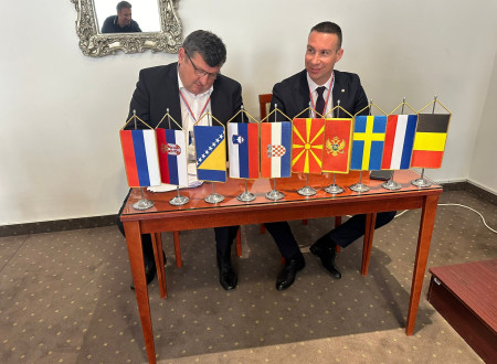 Zastave držav iz regije in držav donatorjev udeleženih na konferenci