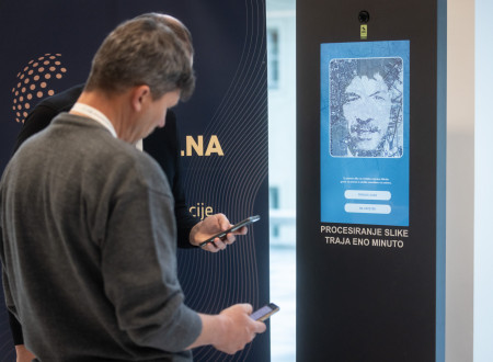 Udeleženec pred fototočko, ki omogoča izdelavo fotografije udeleženca na podlagi  ortofota