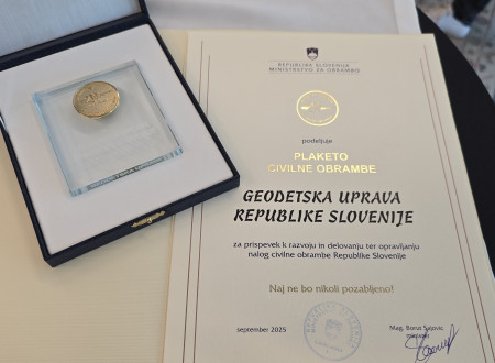 Plaketa in diploma civilne obrambe, ki ju je Geodetska uprava prejela za prispevek k razvoju, delovanju in opravljanju nalog civilne obrambe Republike Slovenije