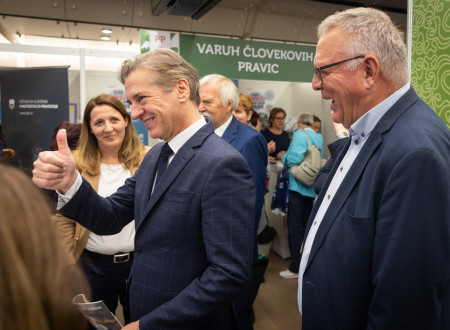 Dr. Robert Golob, predsednik Vlade Republike, je z dvignjenim palcem pohvalil našo stojnico. Na njegovi desni stoji minister za naravne vire in prostor, gospod Jože Novak, na levi strani pa predstavnica Geodetske uprave, mag. Erna Flogie Dolinar.
