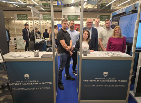 Šest predstavnikov Geodetske uprave skupaj z ministrom za naravne vire in prostor stoji za stojnico Ministrstva za naravne vire in prostor ter Geodetske uprave. 