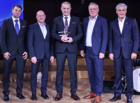 5 poslovno urejenih moških se smehlja na odru