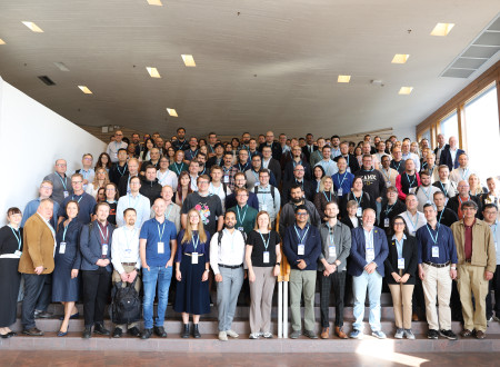 Velika skupina moških in žensk stoji na stopnišču konferenčnega prizorišča v Espooju na Finskem.