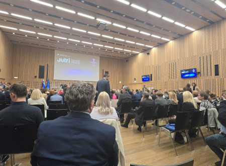 Velika dvorana Kongresnega centra Brdo polna udeležencev; na odru projekcija z logotipom »Jutri – javna uprava prihodnosti« pred začetkom programa.