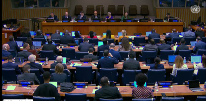 Pogled na konferenčno dvorano na sedežu Organizacije združenih narodov v New Yorku med 16. zasedanjem UN-GGIM. Delegati držav članic sedijo v dvorani, na sprednjem delu pa je predsedstvo zasedanja.