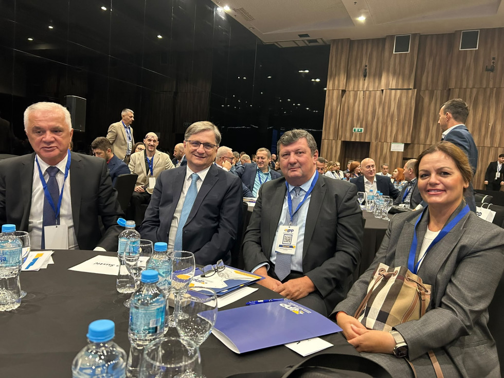 Trije direktorji geodetskih uprav sedijo za konferenčno mizo. Z leve so predstavnik Bosne in Hercegovine, predstavnik Hrvaške in Tomaž Petek, generalni direktor Geodetske uprave Republike Slovenije. Ob njih sedi udeleženka konference.