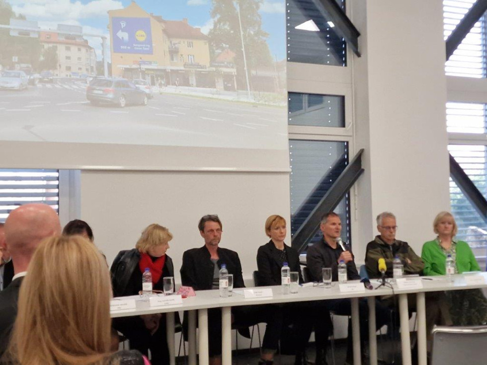 Del udeležencev okrogle mize AVP z naslovom  Vpliv obcestnih oglasnih panojev na osredotočenost voznikov