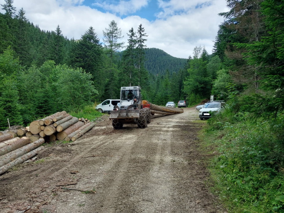 Gozdarski traktor se mora pri spravilu lesa na nakladalnih mestih ogibati nepravilno parkiranim osebnim vozilom na Pokljuki