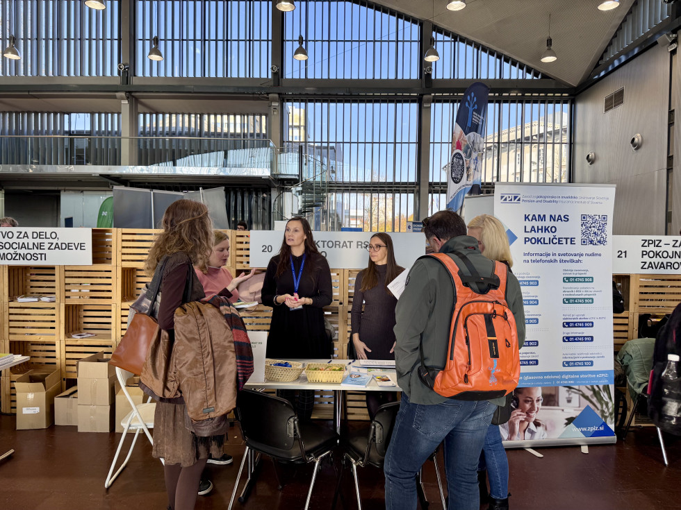 dva iskalca zaposlitve stojita kjer se predstavnice inšpektorata pogovarjajo z njima