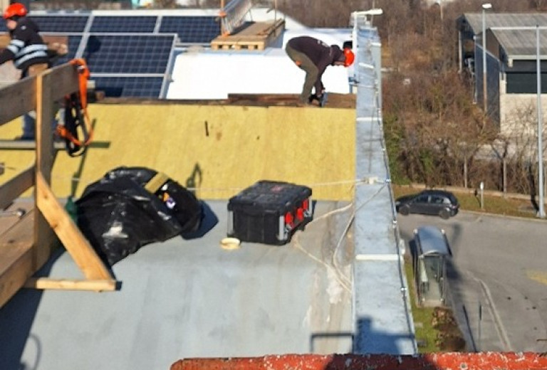 Inšpektorat opozarja na zagotavljanje varnosti pri sanaciji poškodovanih streh