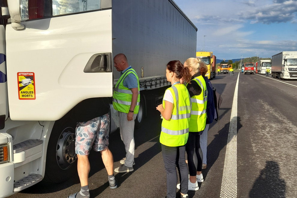 Inšpektorji pri opravljanju nadzora na avtocesti. 