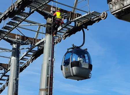 spuščanje rešenega potnika iz kabinske žičnici po vrvi navzdol