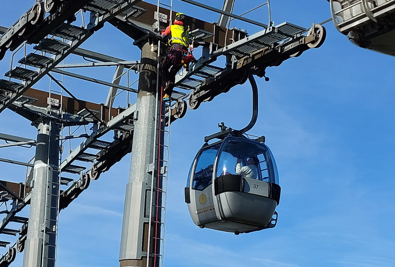 Inšpektorja za žičniške naprave in smučišča sodelovala na vaji reševanja potnikov z žičnice