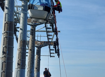 vzpenjanje reševalca na jekleni steber krožne kabinske žičnice