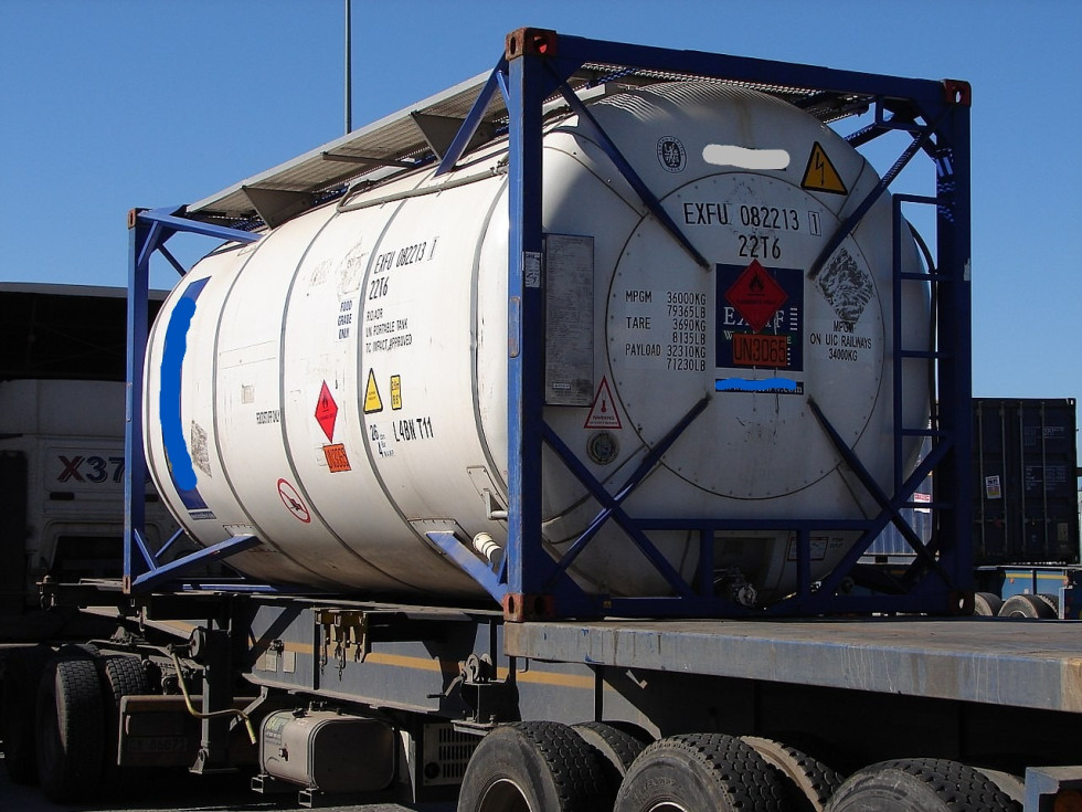 Cisterna dobro zavarovana naložena na tovornjaku 