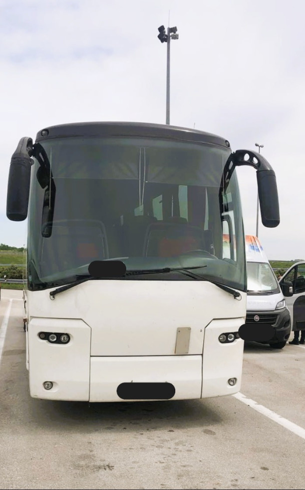 Avtobus na parkirišču, ki je v postopku nadzora inšpektorja