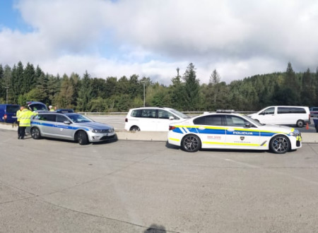 Na počivališču parkirana službena vozila slovenske policije in tujih nadzornih organov ter tovorna vozila
