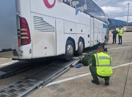 Nadzornik tehta avtobus na počivališču