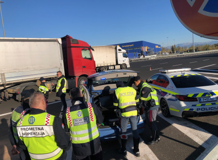 Nadzorni organi opravljajo nadzor na tovornim vozilom 