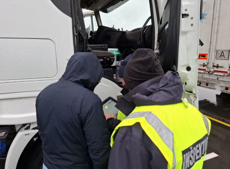 Inšpektorja opravljata nadzor tovornega vozila