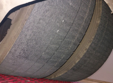 Obrabljen profil pnevmatike na avtobusu