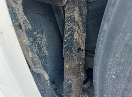 Poškodovan nosilec, ki je povezan z zračnim blažilnikom