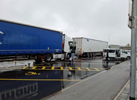 Tovorna vozila ustavljena na počivališču, kjer se izvaja nadzor