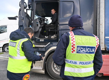 Inšpektor za cestni promet v sodelovanju s tujim nadzornim organom opravljata nadzor nad voznikom tovornega vozila