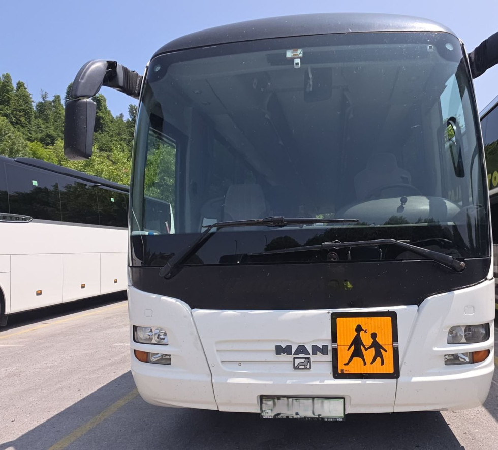 Avtobus, ki opravlja prevoz šolskih otrok