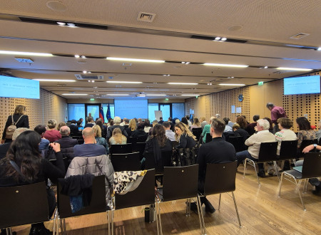 Pogled na udeležence v dvorani od zadaj 