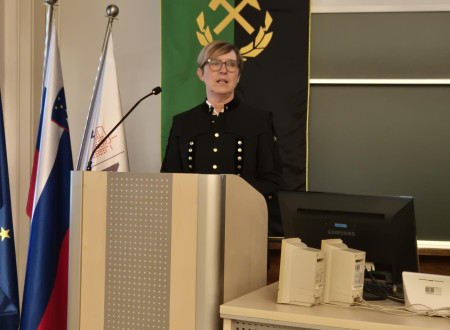 Suzana Macolič za govorniškim pultom 