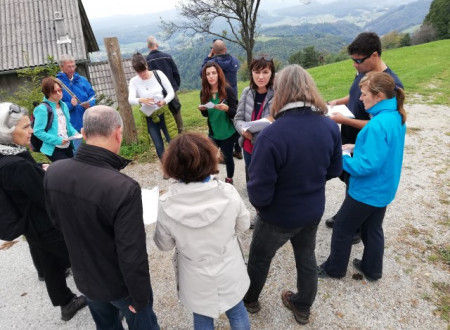 •	udeleženci so se ustavili na peščenem parkirišču od koder se vidi drevesne meje, travnike in gričke, ki jim vrhove zakrivajo meglice.