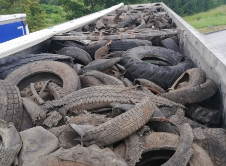 Do vrha naložen keson z odpadnimi izrabljenimi gumami