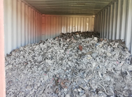 kamionski kontejner naložen z odpadnim bakrom