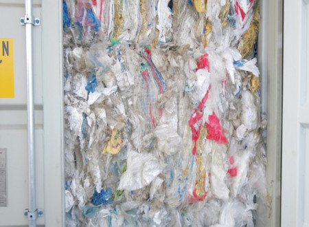 Sortirana neonesnažena odpadna plastika, ki se lahko razvrsti pod kodo B3011/EU3011