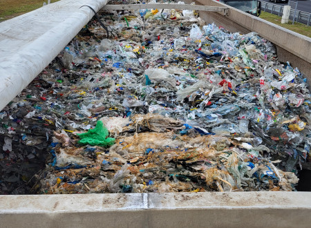na tovornjaku naložena odpadna plastika