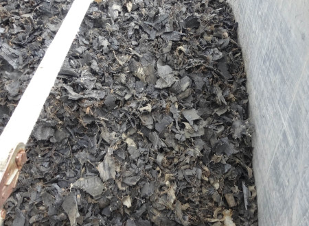 tovornjak naložen z odpadno gumo, ki se pelje na uničenje