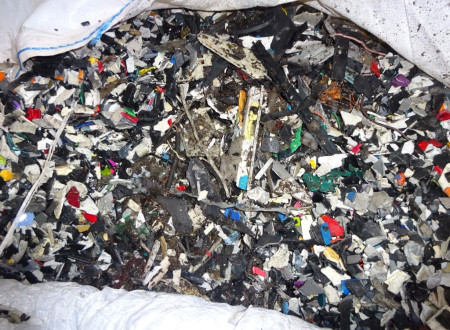 odpadna plastika v vreči, ki se pelje na uničenje