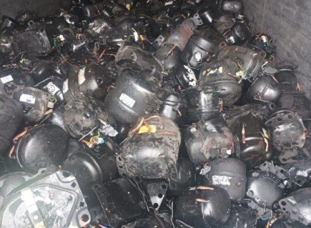 v tovornjaku naloženi odpadni kompresorji, ki se peljejo na uničenje