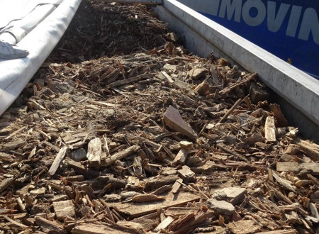 na tovornjaku naložen onesnažen odpadni les, ki se pelje na uničenje