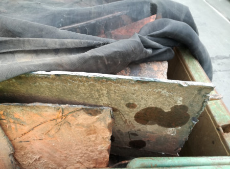 Odmaknjena cerada razkriva prevoz velikih odpadnih kovinskih plošč 