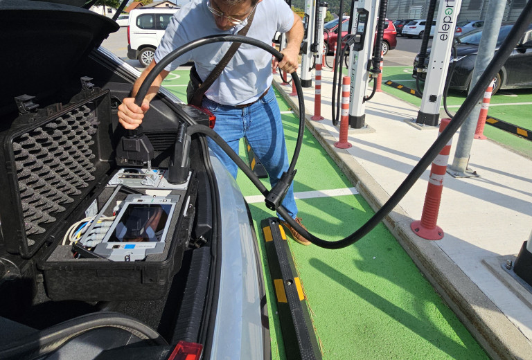 Urad izvedel terenske preskuse merilnih sistemov za polnilnice električnih vozil