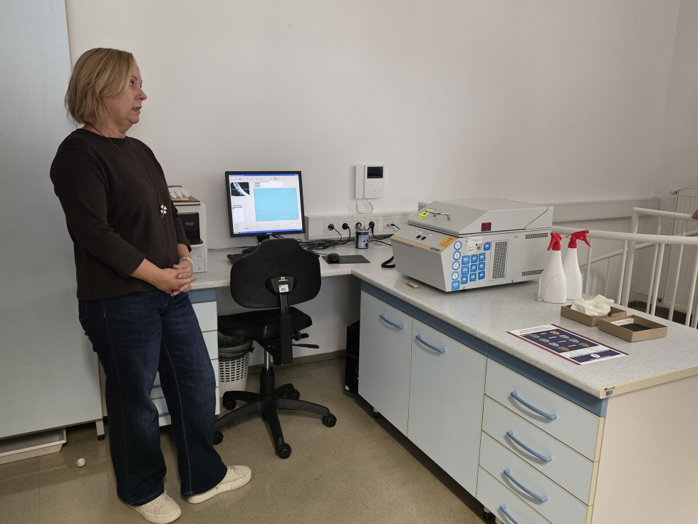 Oseba v laboratoriju za plemenite kovine