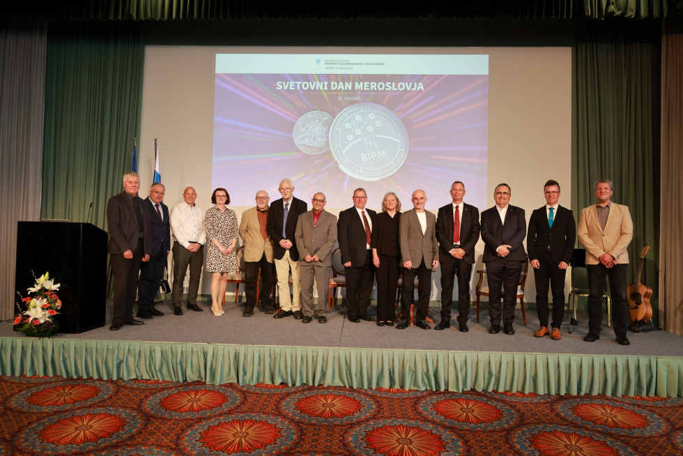 Na odru so direktorji različnih nosilcev nacionalnih etalovob, bivši direktorji Urada in vsi nastopajoči.