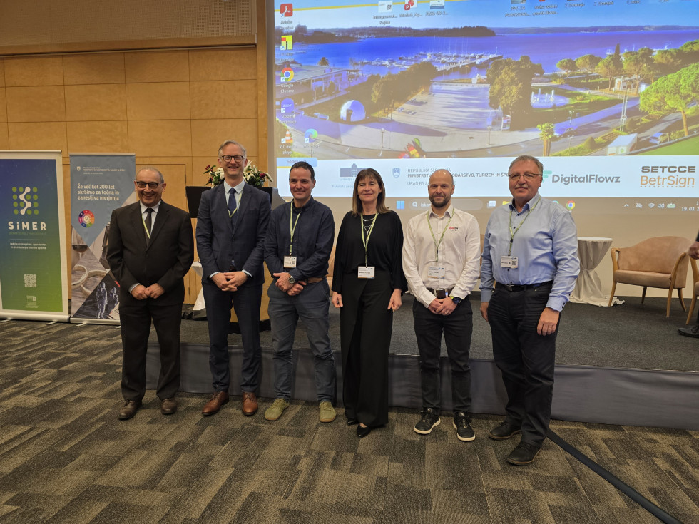 skupinska fotografija predavateljev pred odrom