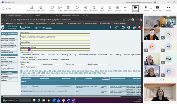 Zaslon z aplikacijo programa MIRS in ob strani so udeleženci, ki sodelujejo na sestanku.