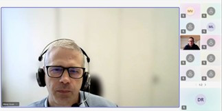 Vodja sektorja s slušalkami na glavi ima predstavitev na daljavo