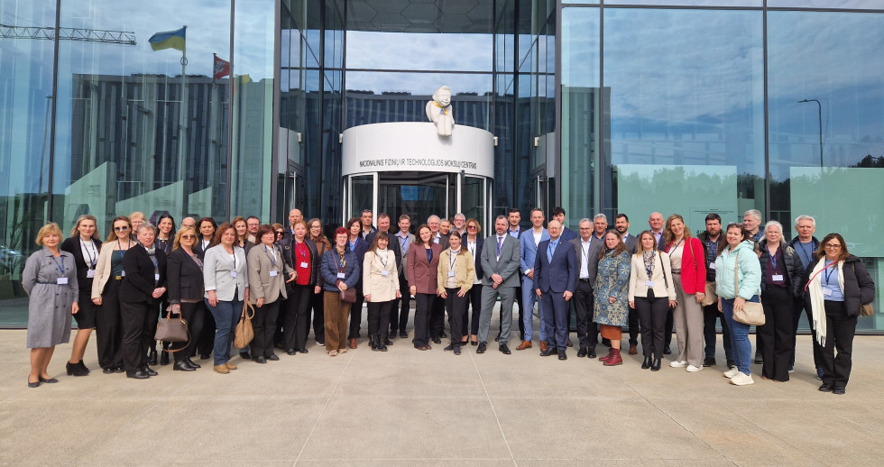 Udeleženci Tehničnega odbora pred vhodom v stavbo.