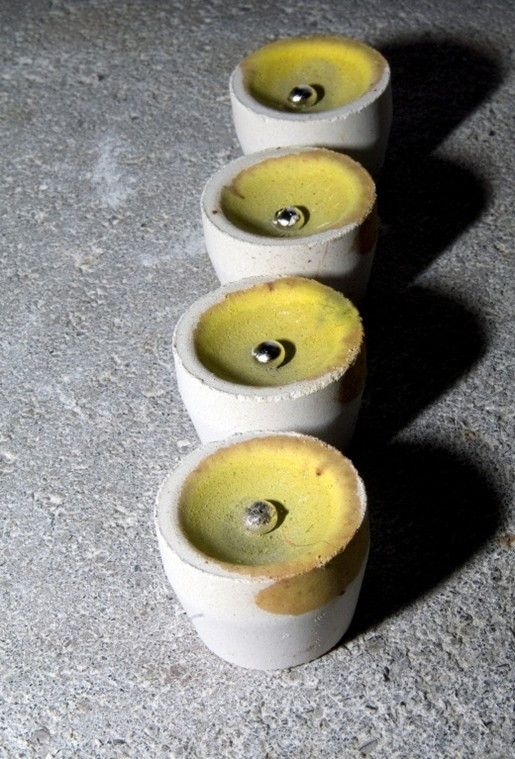 Štiri čaše z rumeno zlitino in na sredini srebrna bunkica.